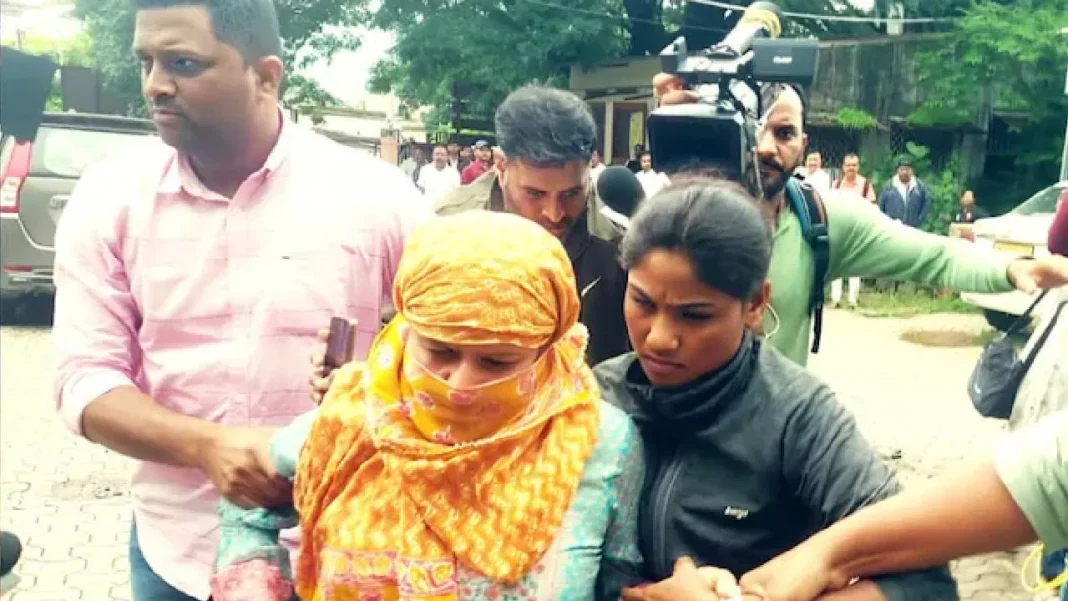 जामीन मिळाल्यानंतर पूजा खेडेकरांच्या आईला जेलमधुन सुटका