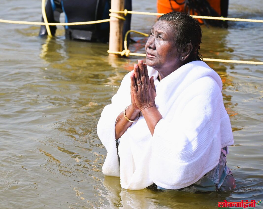 Mahakumbh2025 : राष्ट्रपतींनी केले संगमात स्नान