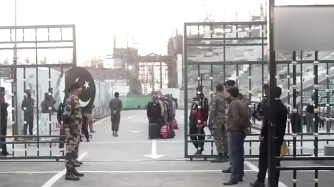 भारतातील पाकिस्तानी नागरीक परतीच्या मार्गावर; मायदेशी जाण्यासाठी अटारी सीमेवर